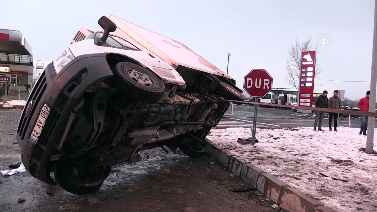 Ambulans ile kamyonet çarpıştı: 9 yaralı - BİNGÖL
