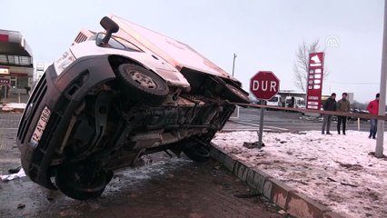 Ambulans ile kamyonet çarpıştı: 9 yaralı - BİNGÖL