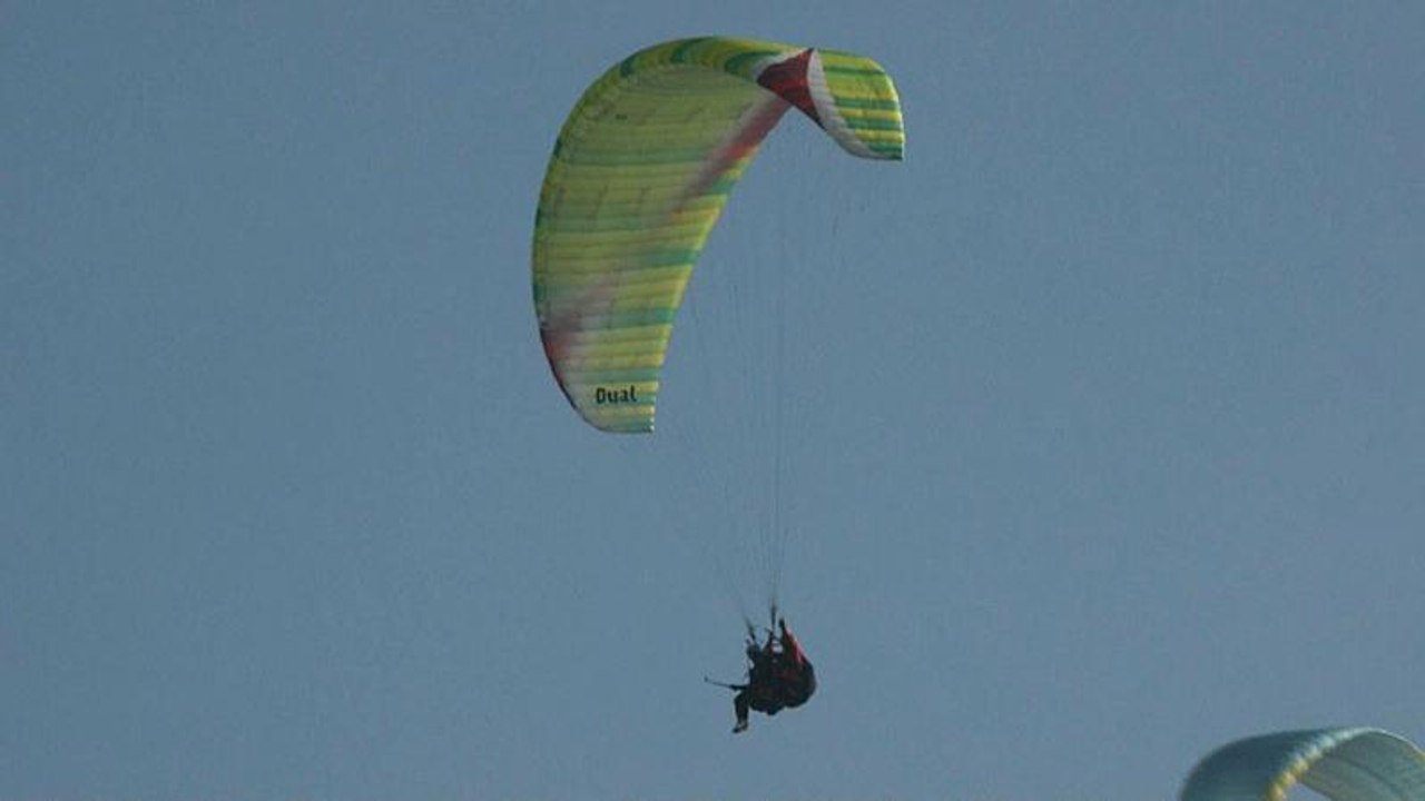 Per Gleitschirm über Hongkong