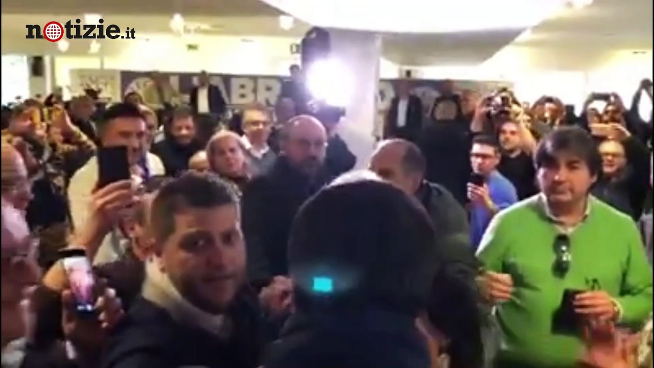 Matteo Salvini contro l'ambulante " Non ho niente da comprare" poi interviene la scorta | Notizie.it