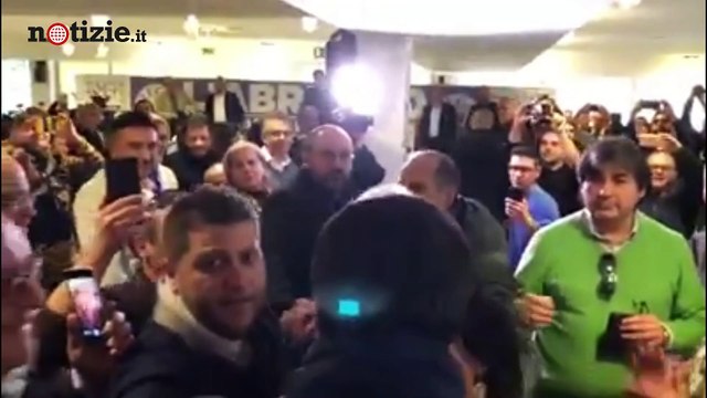 Matteo Salvini contro l'ambulante Non ho niente da comprare poi interviene la scorta | Notizie.it