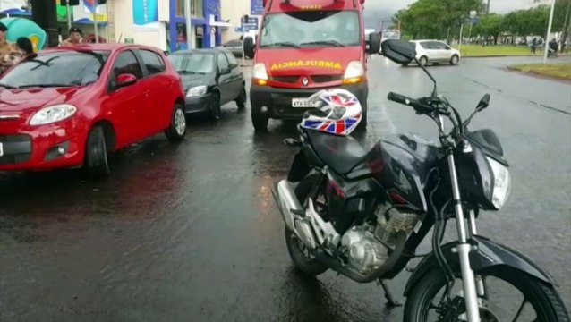Motociclista fica ferido ao cair e bater em carro estacionado