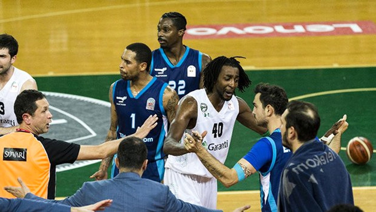 Daçka-Türk Telekom Maçında Ev Sahibi Ekibin Nijeryalı Oyuncusu Michael Eric, Metin Türen'e Kafa Attı