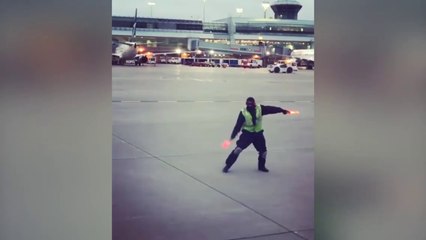 Un parqueur danse sur la piste !