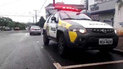 Carro e caminhonete se envolvem em colisão
