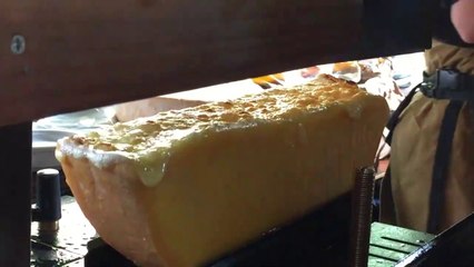 Regardez la taille de cette raclette sur le marché de Londres !