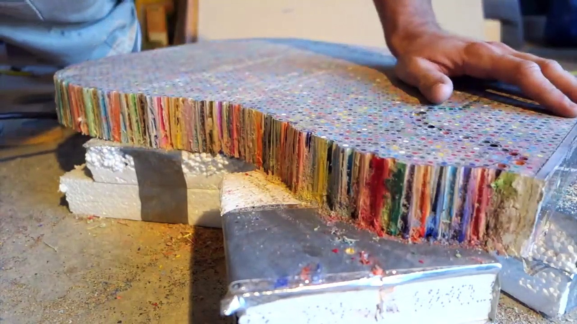 Il crée une guitare à partir de 1200 crayons de couleurs ! - Vidéo  Dailymotion