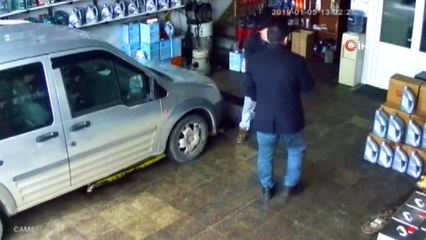 Tamir etmek için kaputu açtılar, fırlayan fare ile neye uğradığını şaşırdılar... O anlar kamerada