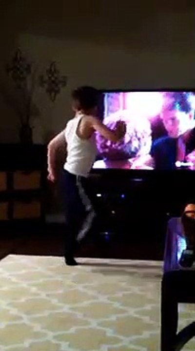 Ils filment en cachette leur fils qui danse parfaitement avec le film Dirty Dancing