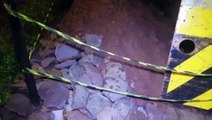 Carro cai em valeta deixada após obra da Sanepar