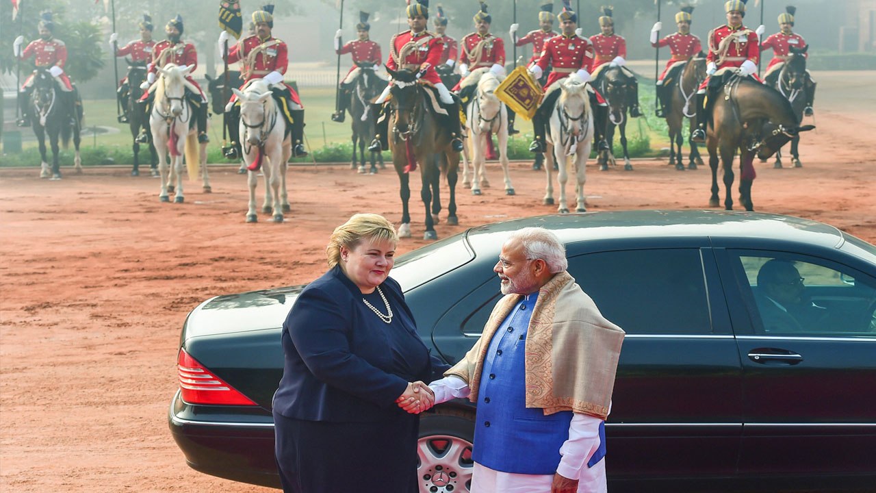 Norwegian PM Erna Solberg receives ceremonial reception at Rashtrapati Bhavan | OneIndia News