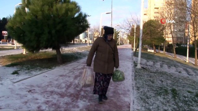 Beylikdüzü’nde dün gece yağan kar yağışının ardından yol karla kaplandı