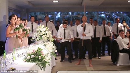 للتقرب من عروسته..عريس يؤدى رقصة الحرب  خلال الزفاف