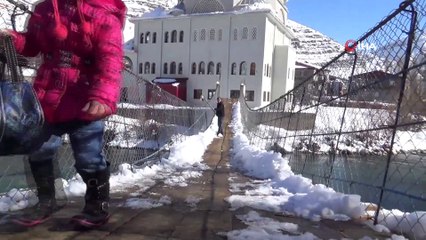 Devlet asma köprü yaptı, vatandaşlar köprüye gözü gibi bakıyor