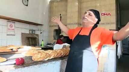 Fırın ustası, yazdığı 2 bin şiiri ezbere okuyor