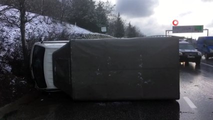 Kar nedeniyle kayganlaşan yolda kontrolden çıkan kamyonet devrildi