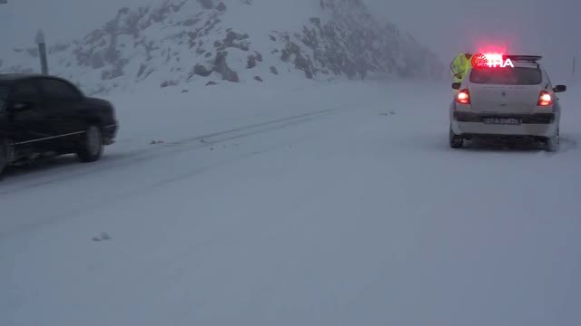 Antalya-Konya Karayolunda Kar Sebebiyle Ulaşım Güçlükle Sağlanıyor
