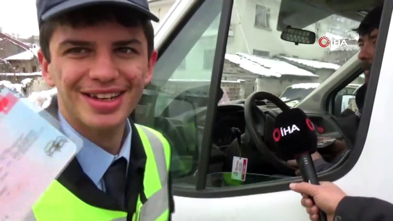 Sahaya inip, araçları denetledi... Engelli öğrencinin 'Polis olma' hayali gerçekleştirildi