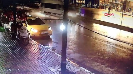 İstanbul Beyoğlu'nda Otomobilin Çarptığı Yaya Öldü, Çarpma Anı Kamerada