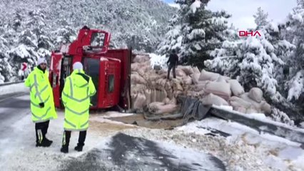 Antalya Saman Yüklü Kamyon Devrildi