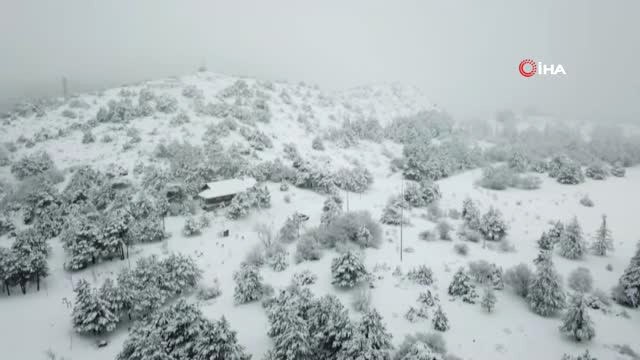 Spil Dağı Milli Parkı'nda Kar Kalınlığı Yer Yer 50 Santimetreye Ulaştı