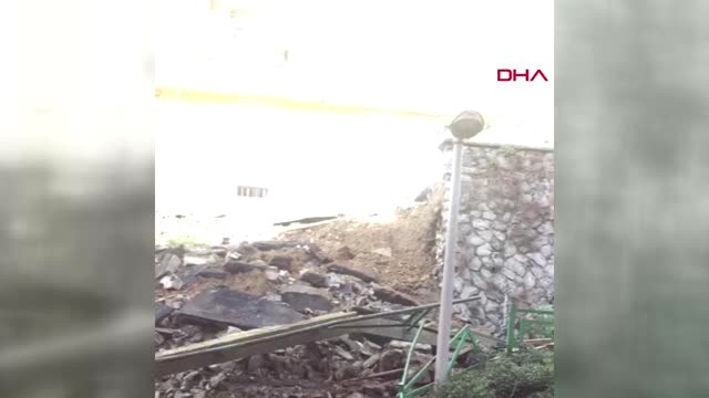 Eyüp Devlet Hastanesi'nin Arkasında Bulunan İstinat Duvarı Çöktü