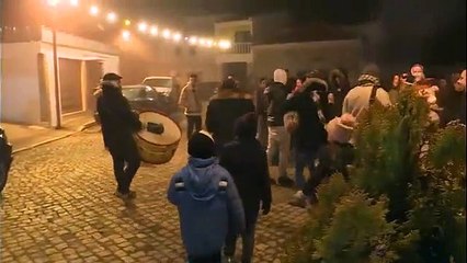 Download Video: Des enfants doivent fumer des cigarettes pour une tradition au Portugal