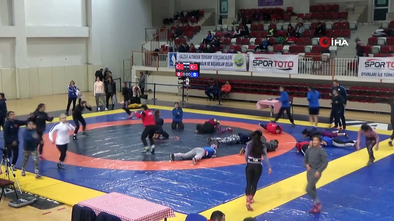 Büyük Bayanlar Türkiye Güreş Şampiyonası başladı