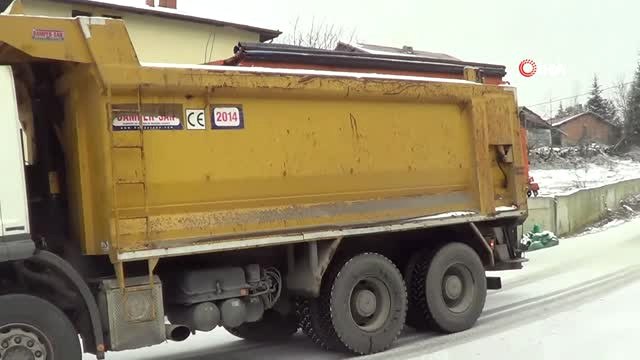 Karabük Belediyesi'nden Don ve Buzlanmaya Karşı Tuzlama Çalışması