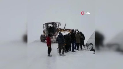 Öğretmenler Yoğun Kar Yağışı ve Tipi Nedeniyle Mahsur Kaldı