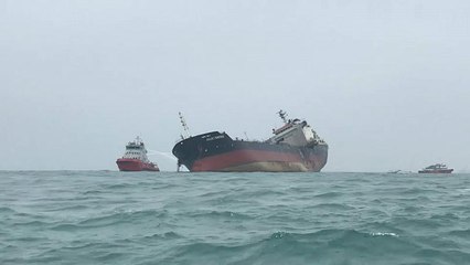 شاهد: حريق ناقلة نفط قبالة هونغ كونغ