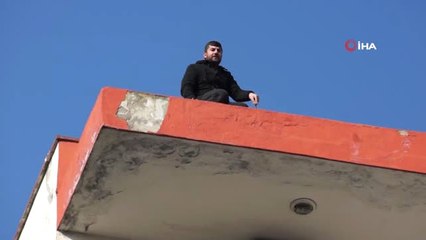 İntihar Girişiminde Bulunan Şahıstan İzleyenlere Tepki: "Eğlence Çıktı Size, Keyfiniz Güzel"