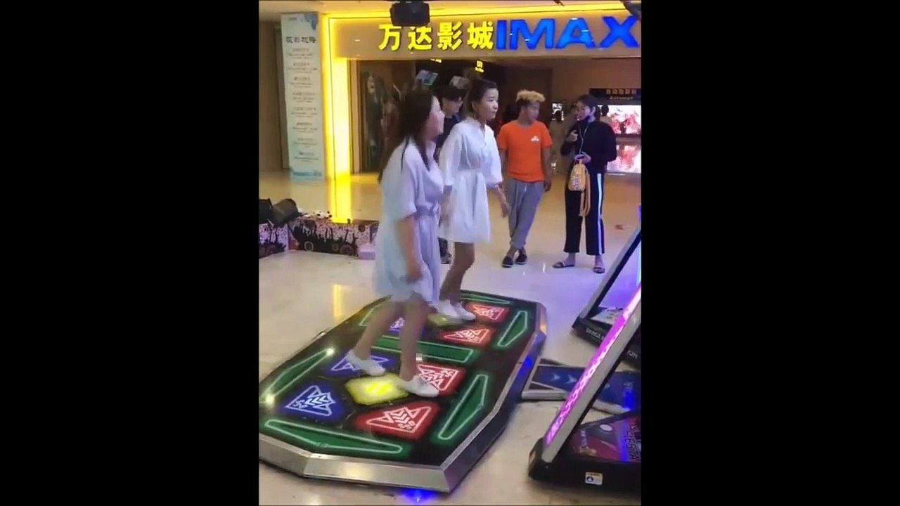 Grosse honte pour ces 2 filles sur un jeu de danse ! Gros malaise