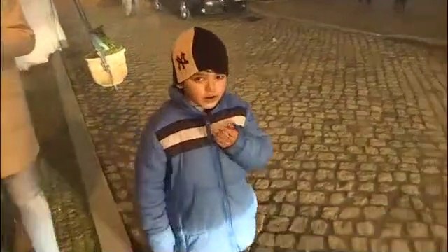 Des enfants obligés de fumer des cigarettes pour une tradition au Portugal