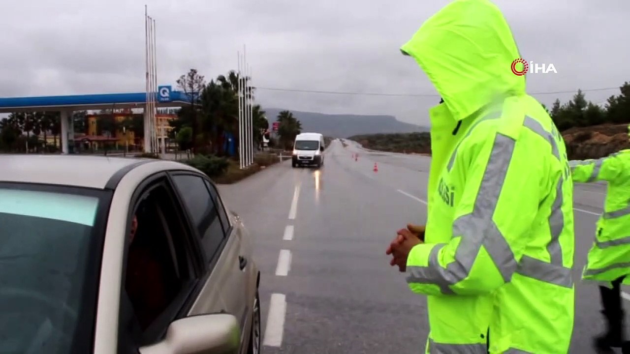 Yoğun kar yağışı ve tipinin etkili olduğu Sertavul Geçidi zincirsiz geçit vermiyor