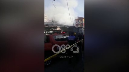 Ora News - Tirane, tre dyqane përfshihen nga flakët tek Pazari i Ri