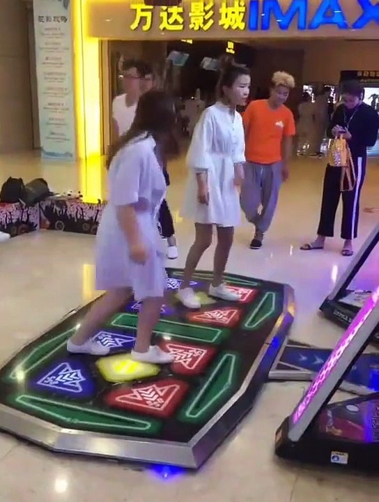 Deux filles ont perdent leurs courgettes en s'amusant sur un jeu de danse