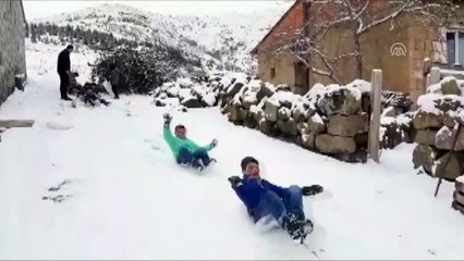 Köy çocukları karın tadını poşetle çıkardılar - AFYONKARAHİSAR