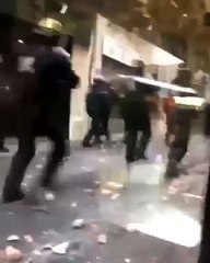 Deux CRS filmés en train de balancer des pavés sur les Gilets Jaunes à Montpellier