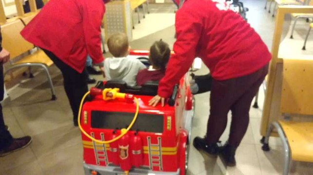 Distribution de voitures pour les enfants de l'hôpital Saint Joseph.Video 1 Éric Ghislain