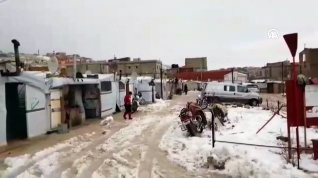 Lübnan'da yaşayan Suriyeli mültecilerin kış çilesi - ARSAL