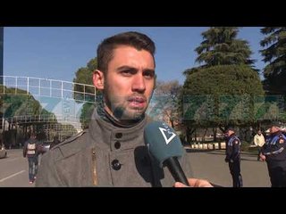 ZBEHET PROTESTA E STUDENTEVE PERPARA KRYEMINISTRISE - News, Lajme - Kanali 7