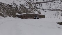 Yolu Kardan Kapanan Köylerdeki Hastalar Paletli Ambulansla Kurtarıldı