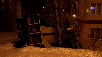 Kontrolden çıkan kamyon apartman bahçesine devrildi - NİĞDE