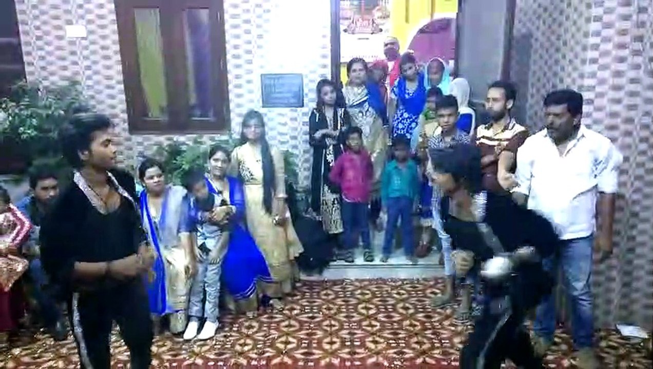 Wedding's Professional Dancers dancing in DJ song Daru Peeke Dance Kare.