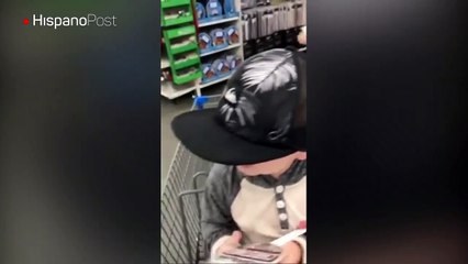 Un enorme Santa Claus mecánico le dio un buen susto a este pequeño