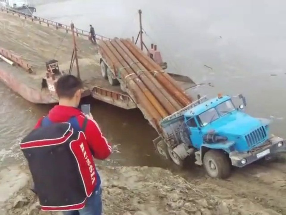 Ce camion ne traversera jamais le fleuve... chargement raté
