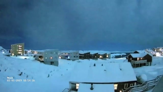 Une météorite illumine le ciel en pleine nuit et on se croit en plein jour