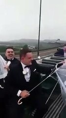 Ces témoins galèrent sur un bus à 2 étage en plein vent !