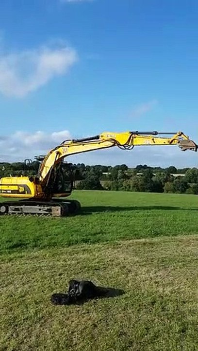 Balançoire géante : suspendu à un tractopelle il est balancé dans le vide !